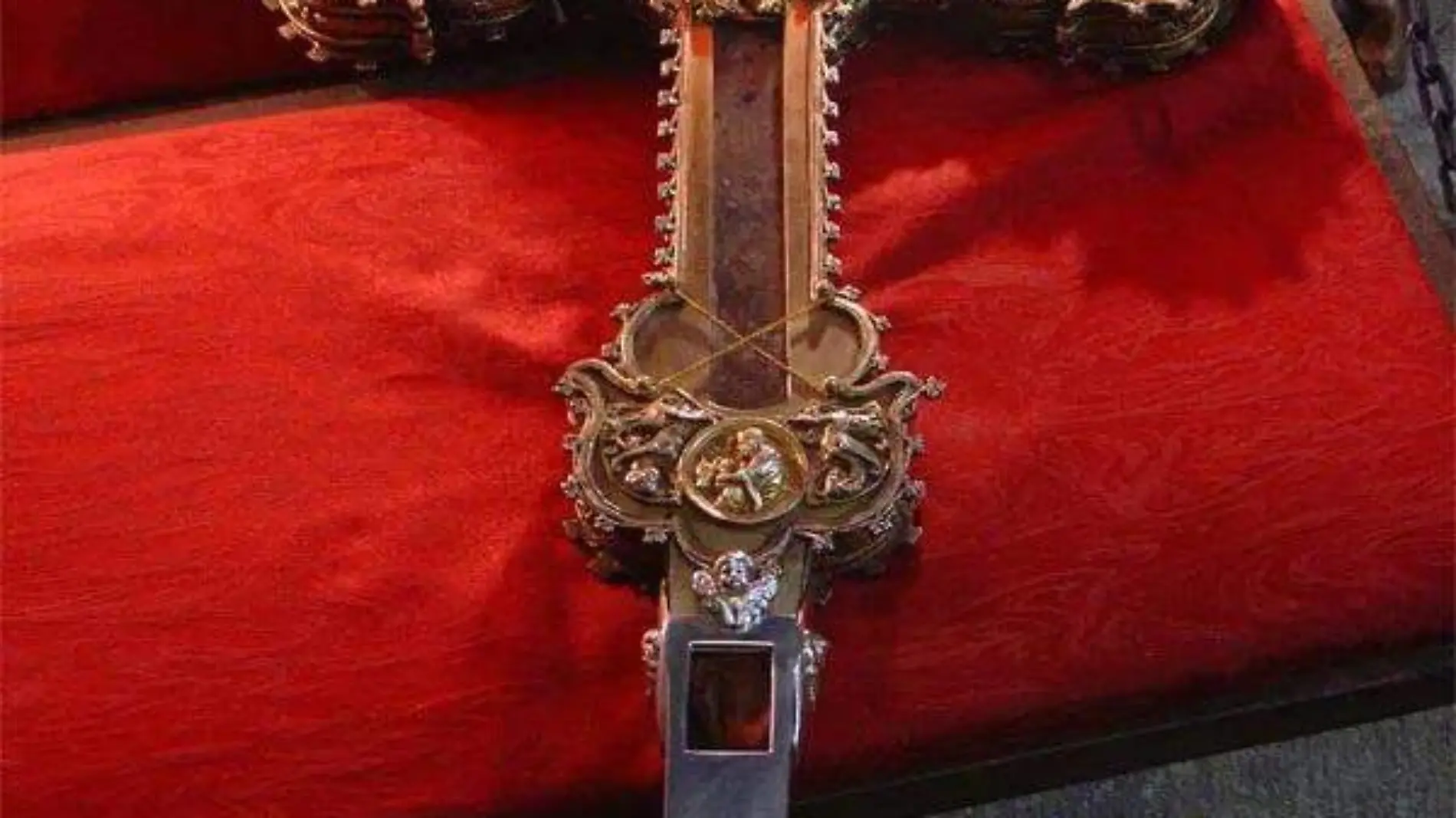 el Lignum Crucis consiste en un pedazo de madera de la Cruz de Cristo